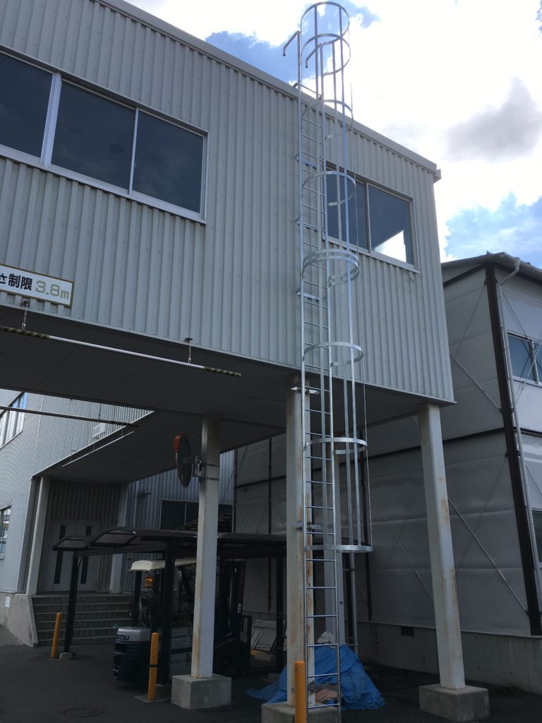 工場はしご設置