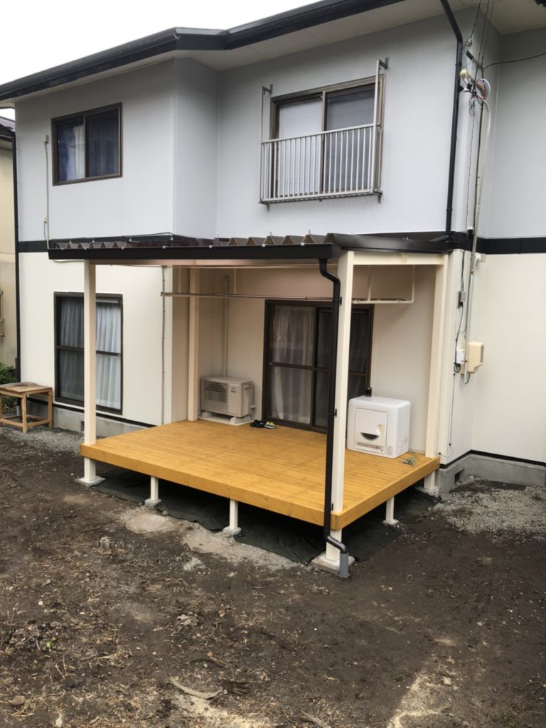 屋根付きウッドデッキ