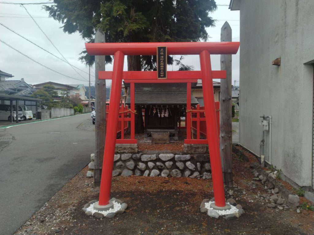 鳥居と祠の囲い