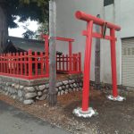 鳥居と祠の囲い