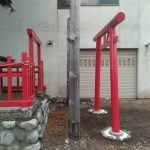 鳥居と祠の囲い