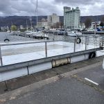 諏訪湖のいかだフロート交換