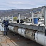 諏訪湖のいかだフロート交換